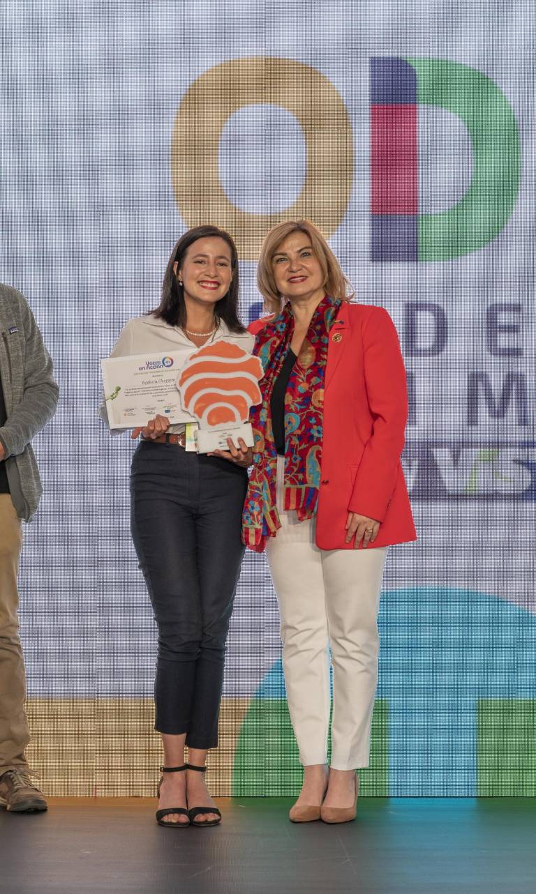 $!Estefanía Chaparro, ganadora de la categoría Legado en Acción, junto a Jekaterina Doródnova, Embajadora de la Unión Europea en Ecuador.