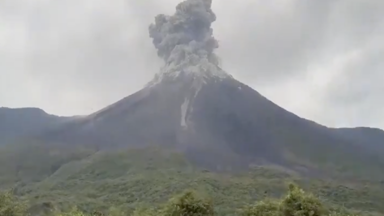 Volcán El Reventador en alerta naranja por la emisión de extensas columnas de ceniza