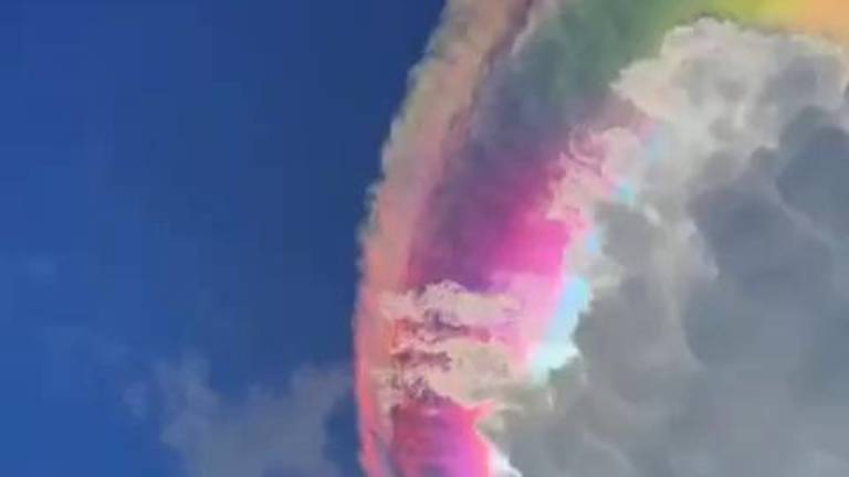 ¿Por qué aparecen nubes iridiscentes en Indonesia? El fenómeno que colorea el cielo