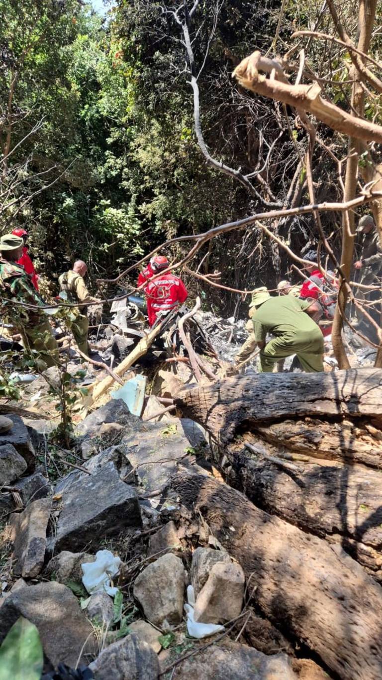 $!Miembros del equipo de respuesta de emergencia de la Cruz Roja de Kenia operando cerca del lugar del accidente.