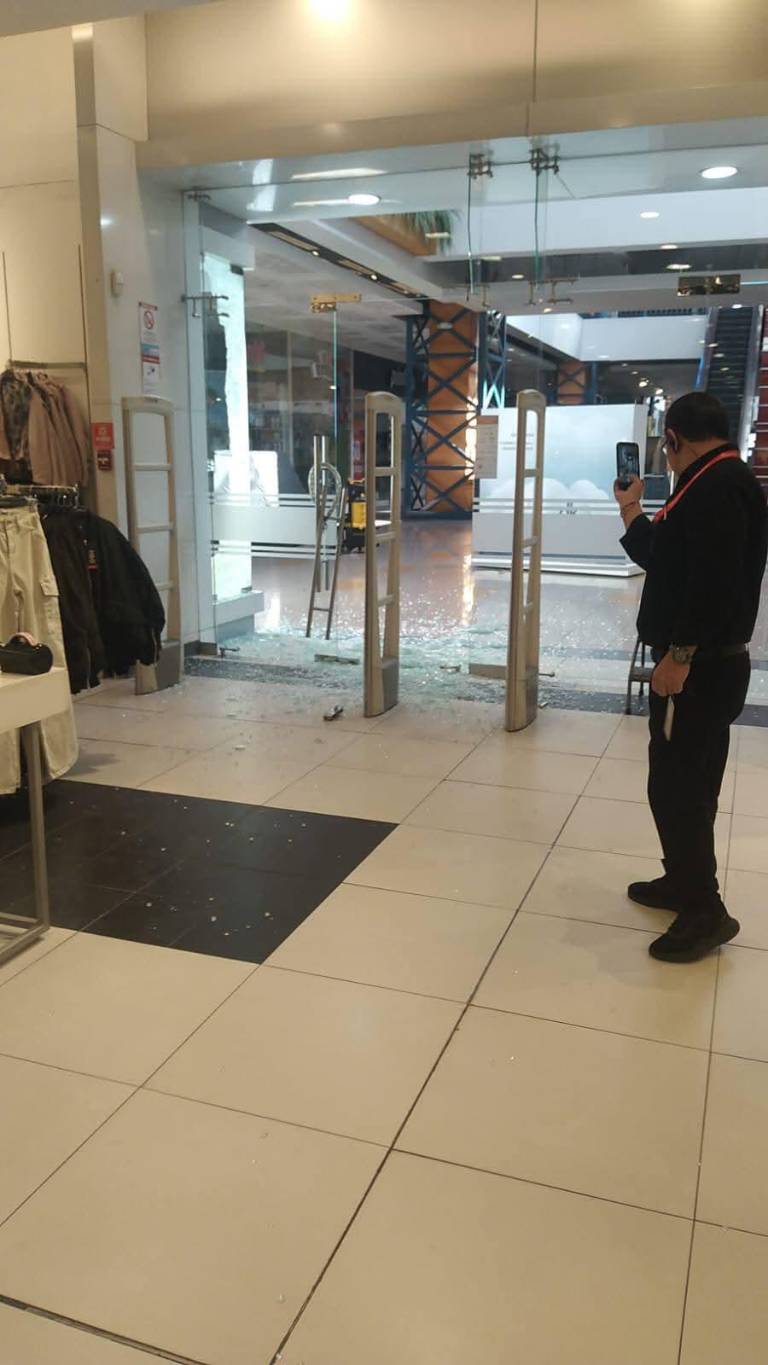 $!Delincuentes entraron a un centro comercial para robar un blindado.