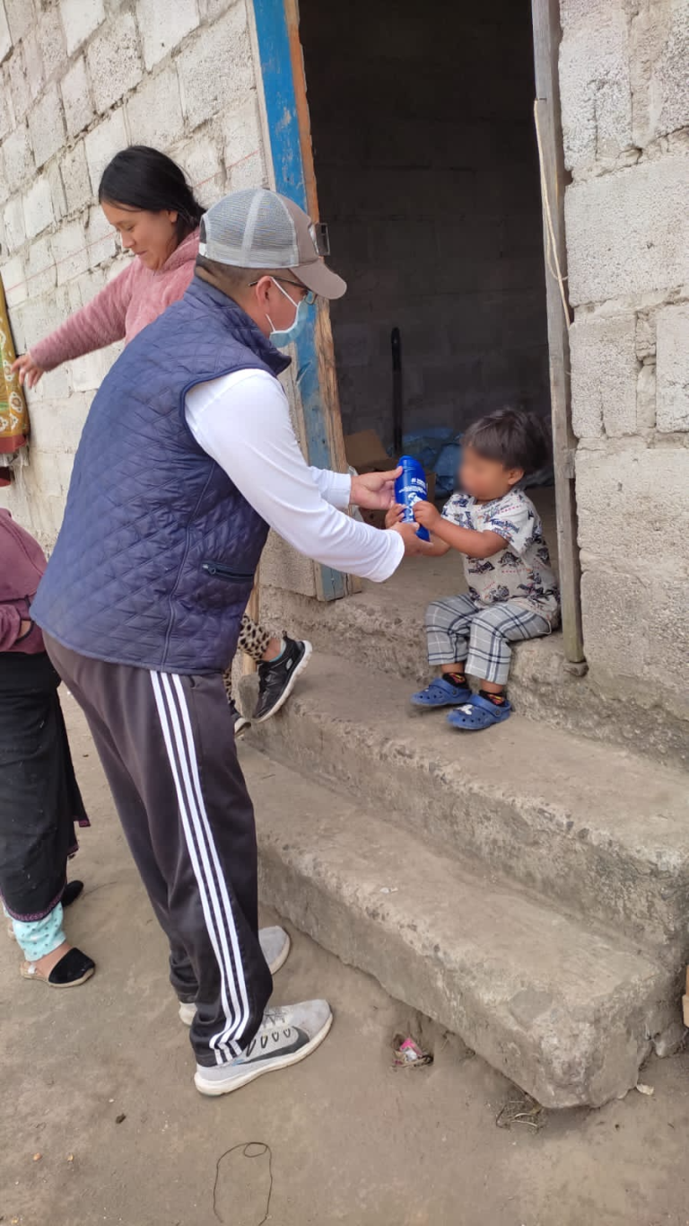 $!Un niño pequeño recibe un regalo de parte de las brigadas que vacunan a niños de su edad en Ecuador.