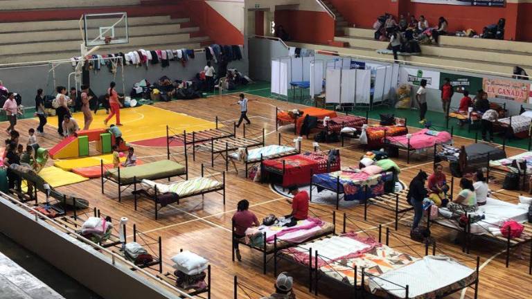 El Coliseo José Gallardo Moscoso, en el cantón Piñas, es uno de los dos albergues que recibieron a los más de 400 personas afectadas por el deslave que inició desde este viernes 28 de febrero.