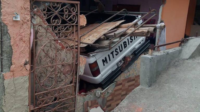 La fuerza del choque causó que el vehículo derribara la pared de la vivienda y se introdujera en una habitación.