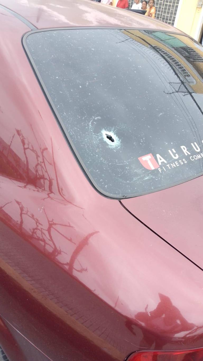 $!El orificio de la bala del carro que manejaba Eduardo Velasco.