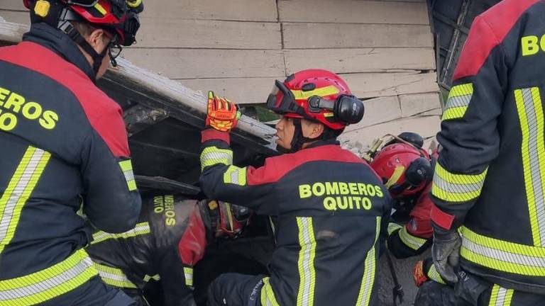 Trágico accidente al sureste de Quito: una mujer muere al caerle bloques de cemento que transportaba un camión