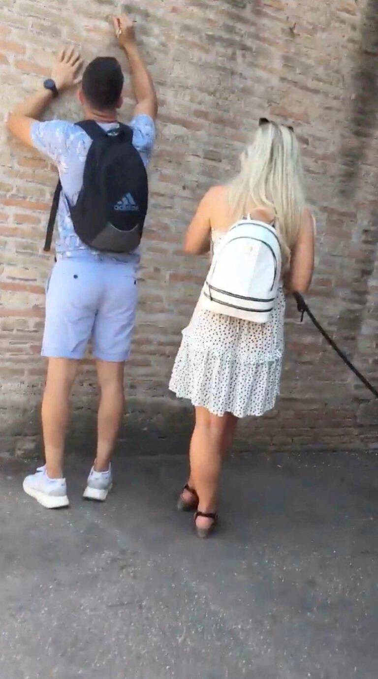 $!El turista que grabó a la pareja recriminó el hecho y hasta insultó al hombre que estaba tallando una de la pared del monumento histórico.