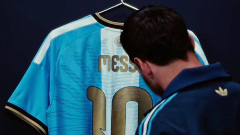 Lionel Messi junto a la camiseta que usará en su despedida con la selección Argentina.
