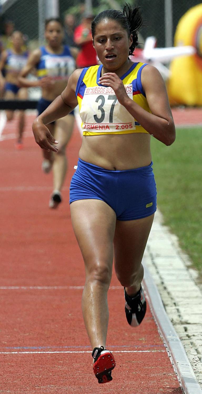$!Monica Amboya de Ecuador cruza la meta para ganar medalla de oro en la prueba de 3000 mts con obstáculos, duranten los XV Juegos Bolivarianos en la ciudad de Armenia, en 2005.