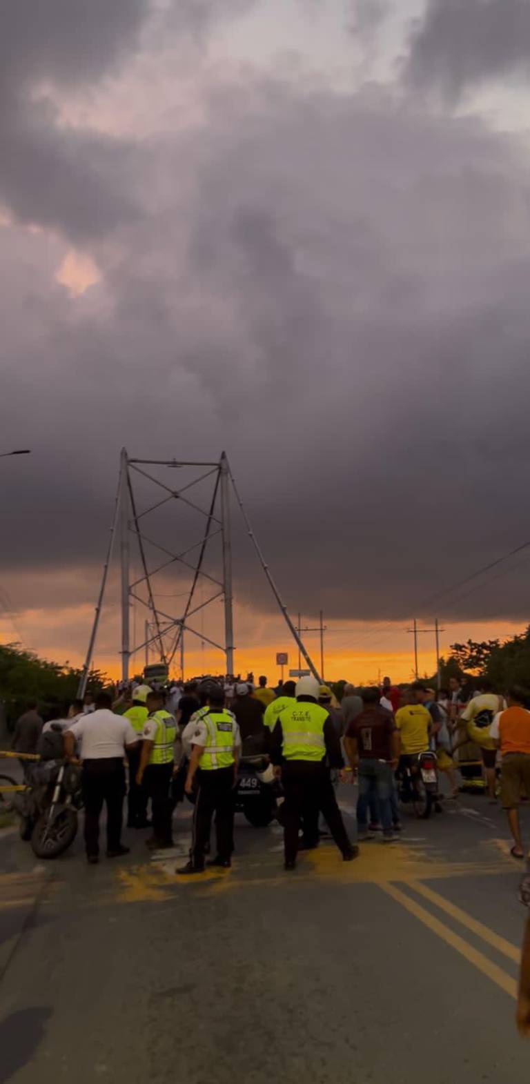 $!Personal de la Autoridad de Tránsito Municipal de Daule en la zona del colapso.