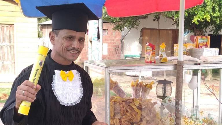 Vendedor ambulante de Brasil cumplió su sueño de graduarse en la universidad, a los 52 años