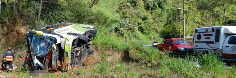 $!Siniestro de tránsito en vía Nanegalito deja fallecidos y heridos; bus perdió pista y se volcó