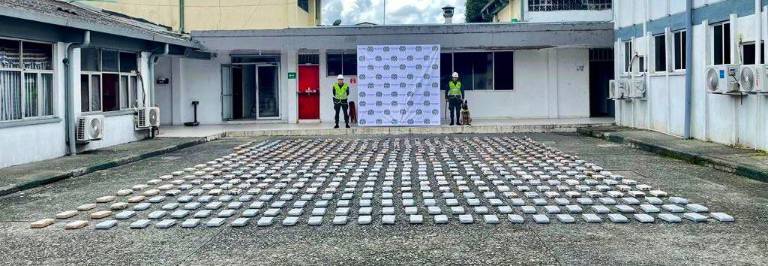 $!Fotografía compartida por la Policía ecuatoriana en X sobre la incautación de aproximadamente 700 kilos de droga.