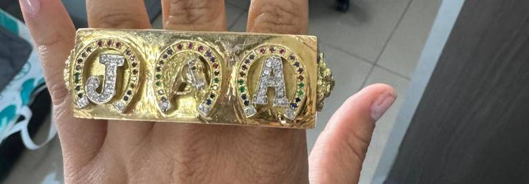$!Anillo con las iniciales de José Adolfo, alias Fito.