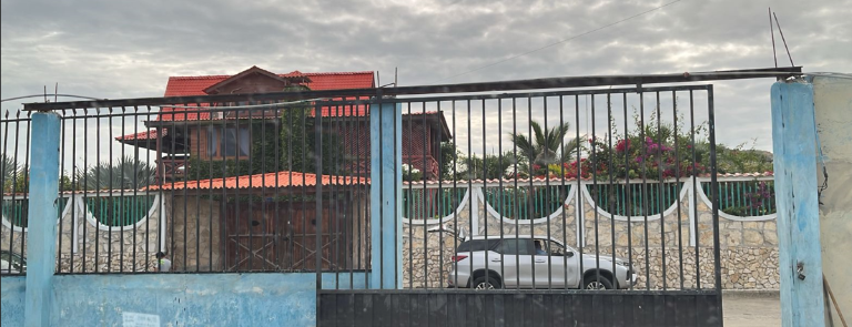 $!Petro no salió de la vivienda en 72 horas, pero sí recibió visitantes.