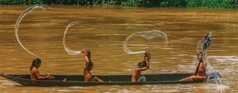 $!Un grupo de niños juega en una canoa sobre el río Cononaco al pie de la comunidad de Bameno.