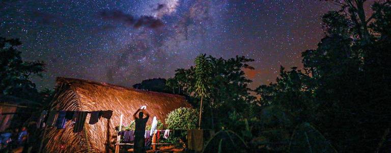 $!Una noche despejada en la mitad de la selva, deja ver a plenitud la Vía Láctea sobre una típica cabaña waorani.