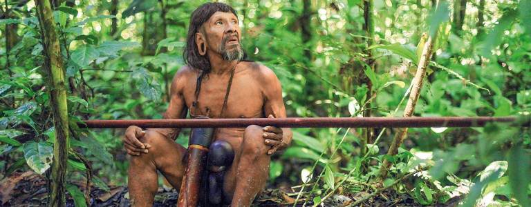$!Miñiwa, uno de los últimos guerreros waorani, sostiene una bodoquera con la que suele cazar, se calcula que tiene alrededor de 70 años.