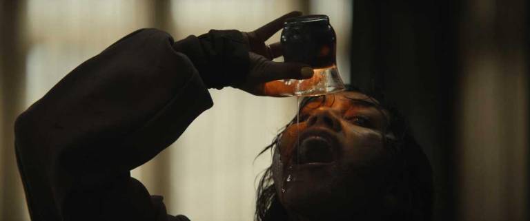 $!La cinta apuesta por efectos prácticos y escenarios reales para potenciar el horror.