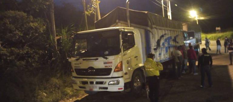 $!Medio centenar de personas agreden con palos y piedras a policías durante operativo contra la minería ilegal en Ibarra