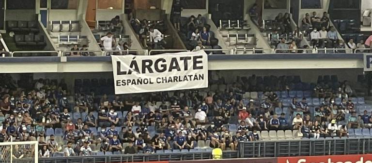 $!Multan a Emelec por pancarta exhibida en el Capwell contra el técnico Ismael Rescalvo
