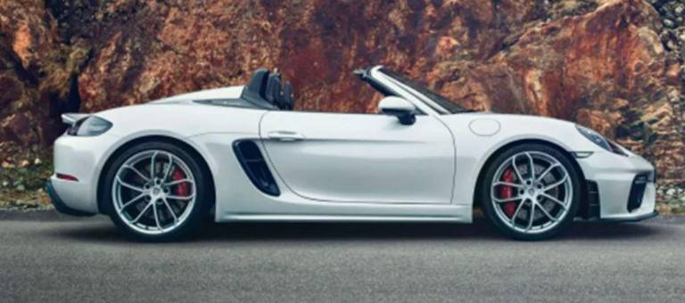 $!Video: un barco lleno de autos de lujo se incendia y queda a la deriva en el océano Atlántico