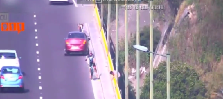 $!Ciudadanos frustraron intento de suicidio en el puente El Chiche en Quito