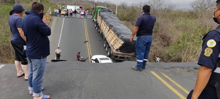 $!Colapsa un puente en Manabí: vehículos caen y personas quedan atrapadas