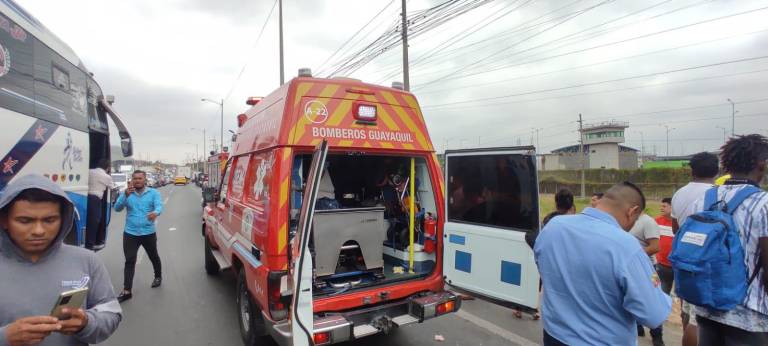 $!Accidente de tránsito entre vehículos pesados a la altura de cárcel La Roca deja varios heridos