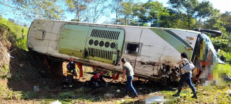 $!Siniestro de tránsito en vía Nanegalito deja fallecidos y heridos; bus perdió pista y se volcó