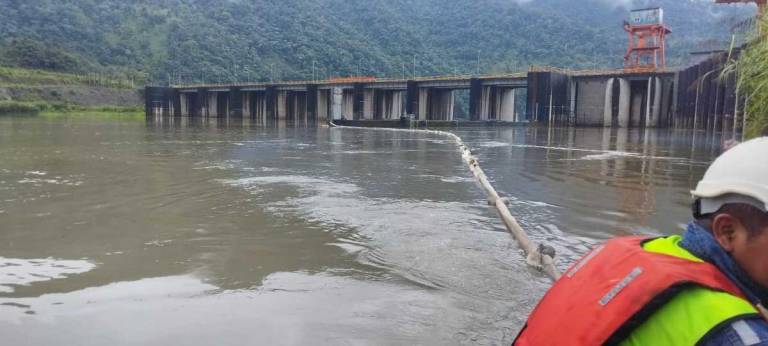 $!Las barreras flotantes de contención están ubicadas cerca de la captación de Coca Codo Sinclair.