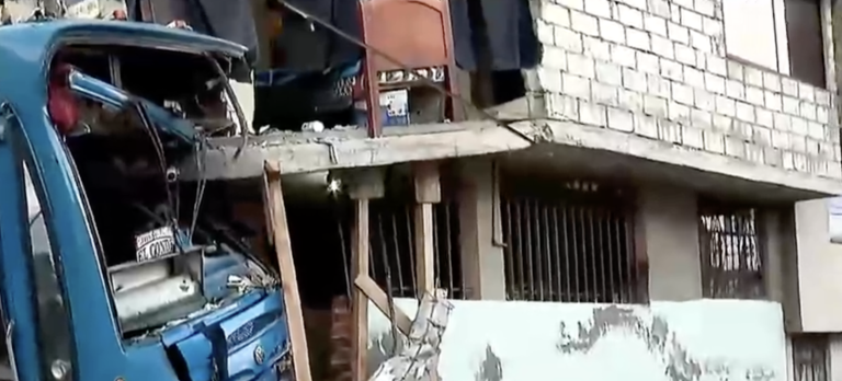 $!Bus impactó contra vivienda en el sur de Quito.