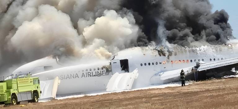 $!El caos tras el impacto: el vuelo de Asiana Airlines en San Francisco fue el escenario donde la falta de comunicación convirtió a los vehículos de bomberos en una amenaza letal.