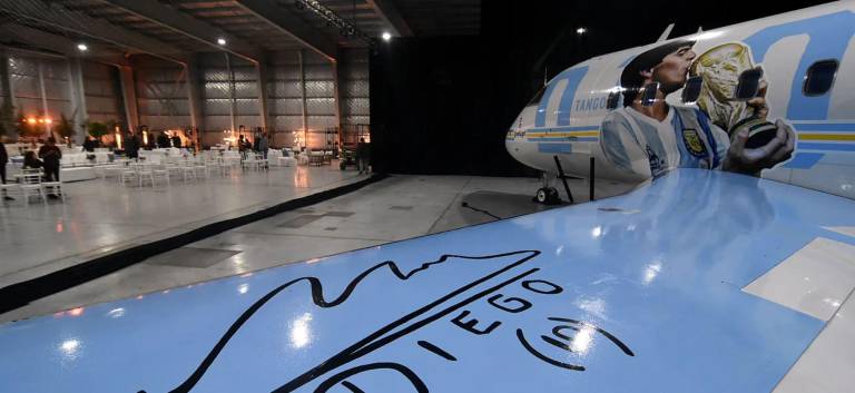 $!El avión lleva la firma del astro en varias partes internas y externas.