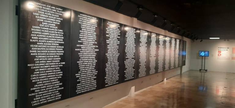 $!Paneles con los nombres de todas las víctimas de los 118 casos de violaciones a los derechos humanos que constan en el Informe de la Comisión de la Verdad.