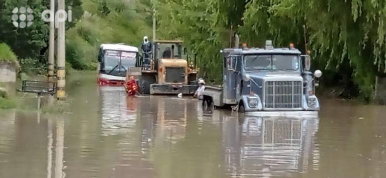 $!Inundación por creciente de 4 ríos en Cuenca: carros atrapados, puente colapsado, Central Termoeléctrica afectada y más