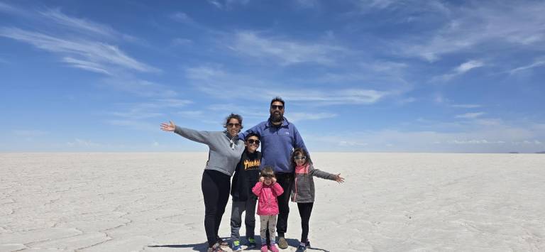 $!La familia en el Salar de Uyuni en Bolivia luego de recorrer Argentina, Paraguay y Brasil.