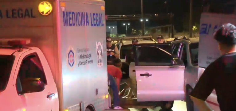 $!Retiro del cuerpo del vehículo estacionado fuera de la morgue.
