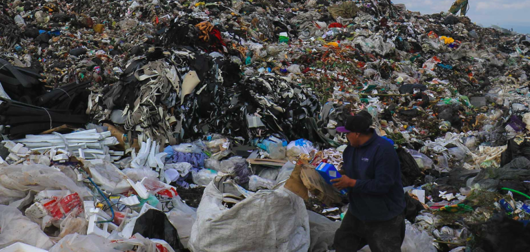 $!Un centro de acopio de basura en México, donde algunos recicladores buscan recuperar elementos de plástico.