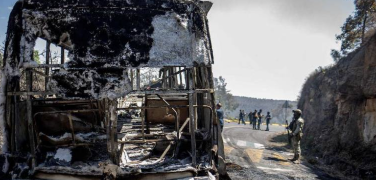 $!El Ejército de México inspecciona vehículos presuntamente incendiados por miembros del crimen organizado.