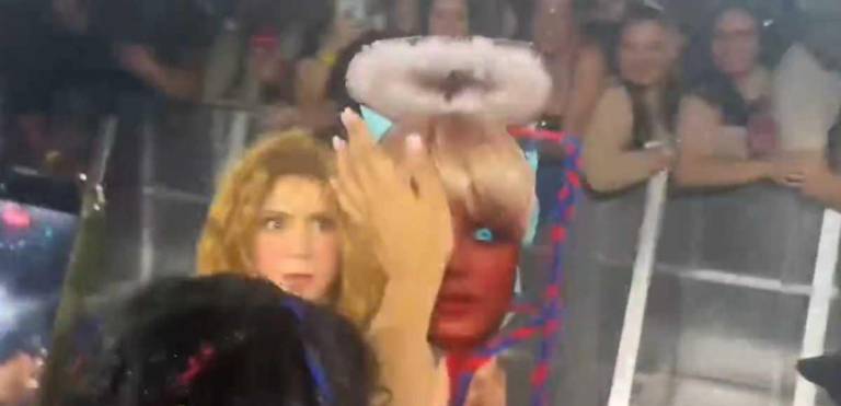 $!El gesto fue captado por sus fanáticos y pronto se volvió viral.