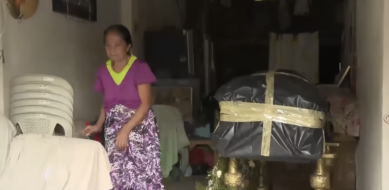 $!Victoria Naranjo junto al féretro de su sobrino.