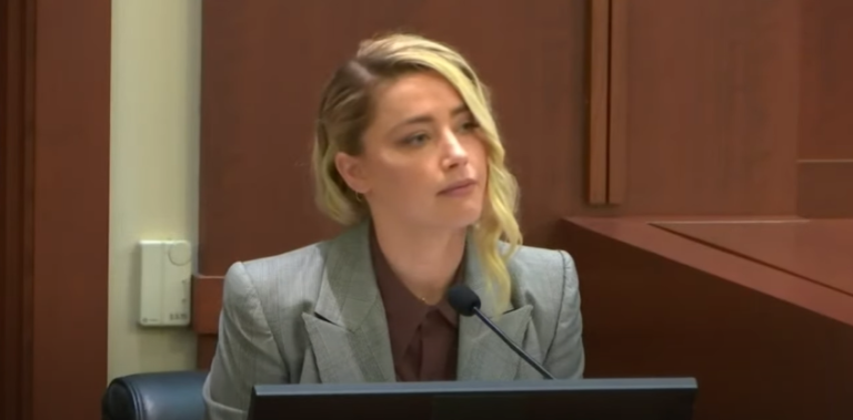$!Amber Heard durante una de sus declaraciones en el juicio por difamación que enfrentaba con Johnny Depp. (Foto: Captura de pantalla.)