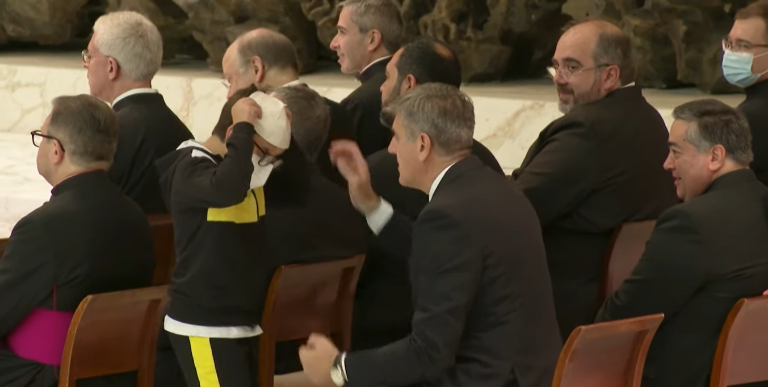 $!Niño irrumpe en una audiencia del Papa, es tratado con paciencia y recibe un obsequio