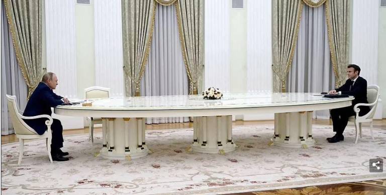 $!Otras fuentes de seguridad han señalado que Putin requiere que quienes se reúnan con él en persona se pongan en cuarentena durante dos semanas y opta por usar mesas largas para mantener a las personas a una distancia significativa de él en apariciones públicas.