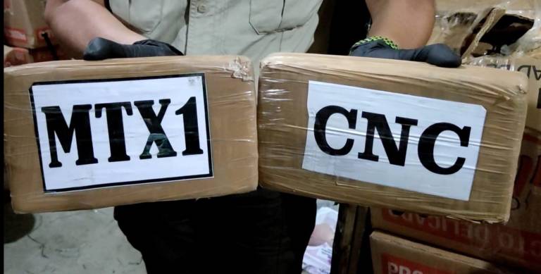 $!Policía descubre cerca de tres toneladas de droga en el sótano de una casa en Guayaquil
