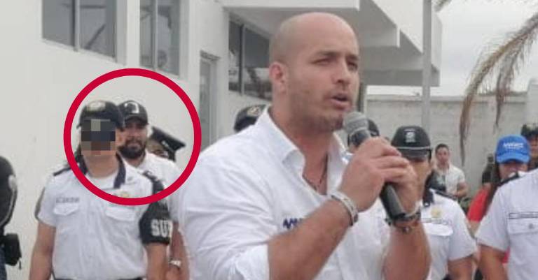 $!El exalcalde Agustín Intriago durante un evento público, con Mendoza detrás, acompañado de otros funcionarios.