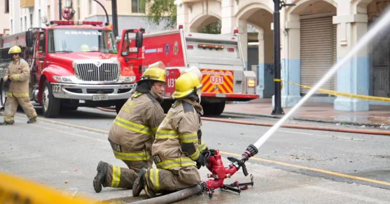 $!Bomberos combatiendo el fuego en edificio Multicomercio.