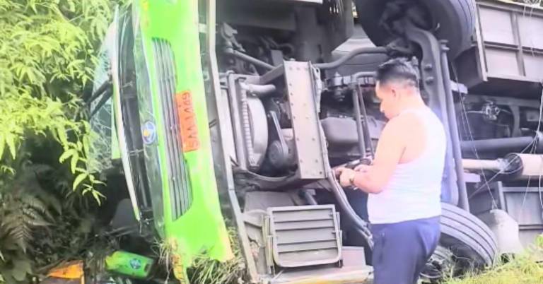 $!Bus se volcó a un costado de la vía.