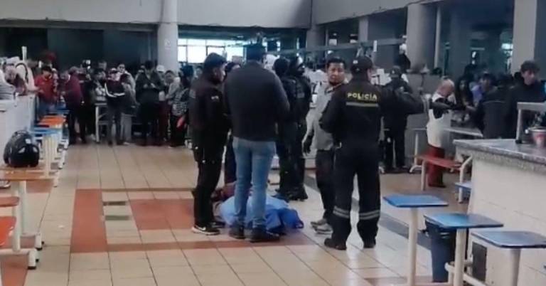 $!El cuerpo del hombre quedó expuesto por varios minutos ante la mirada atónita de los comerciantes.